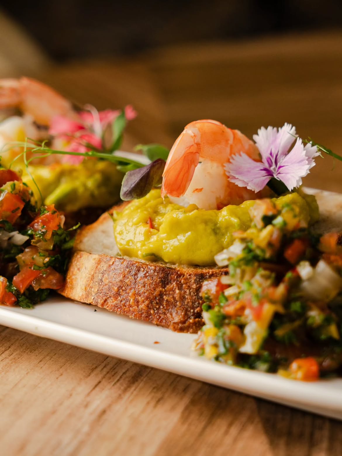 Brochetas de camarones con guacamole