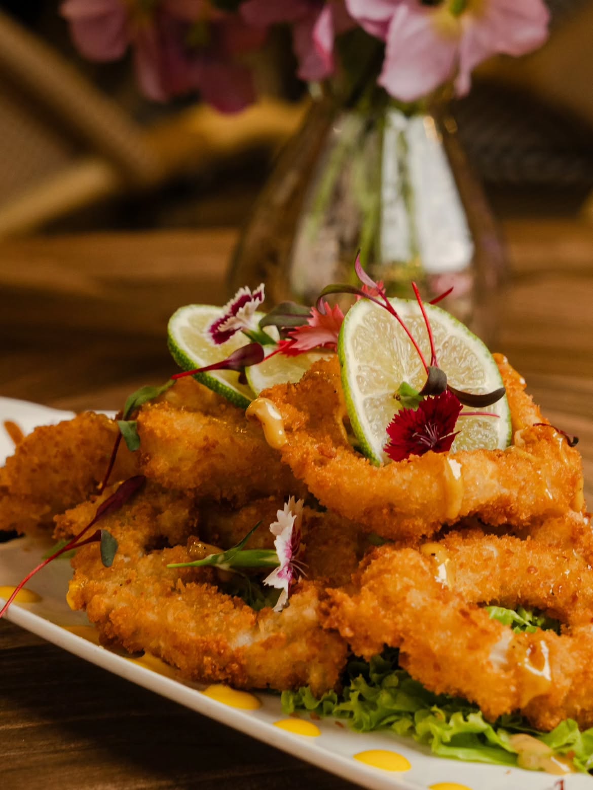 Calamares empanizados con salsa spicy mayo